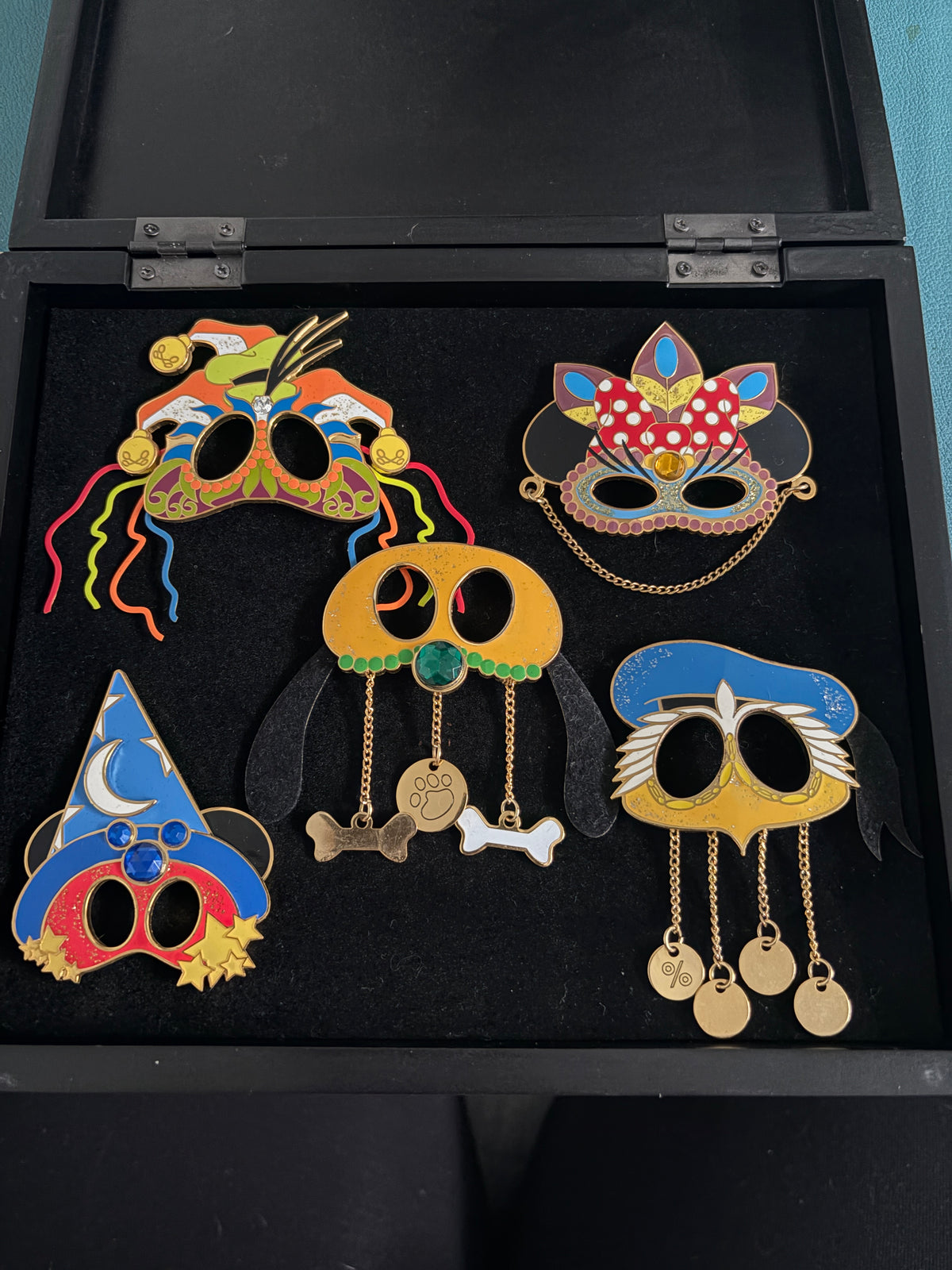 Character Mask Pins Boxed Set Mickey's Parti Gras